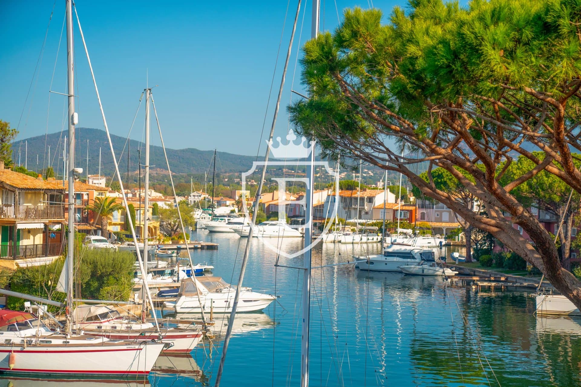 Maison d'exception à Port-Grimaud : Un cadre unique et une expérience exceptionnelle vous attendent.